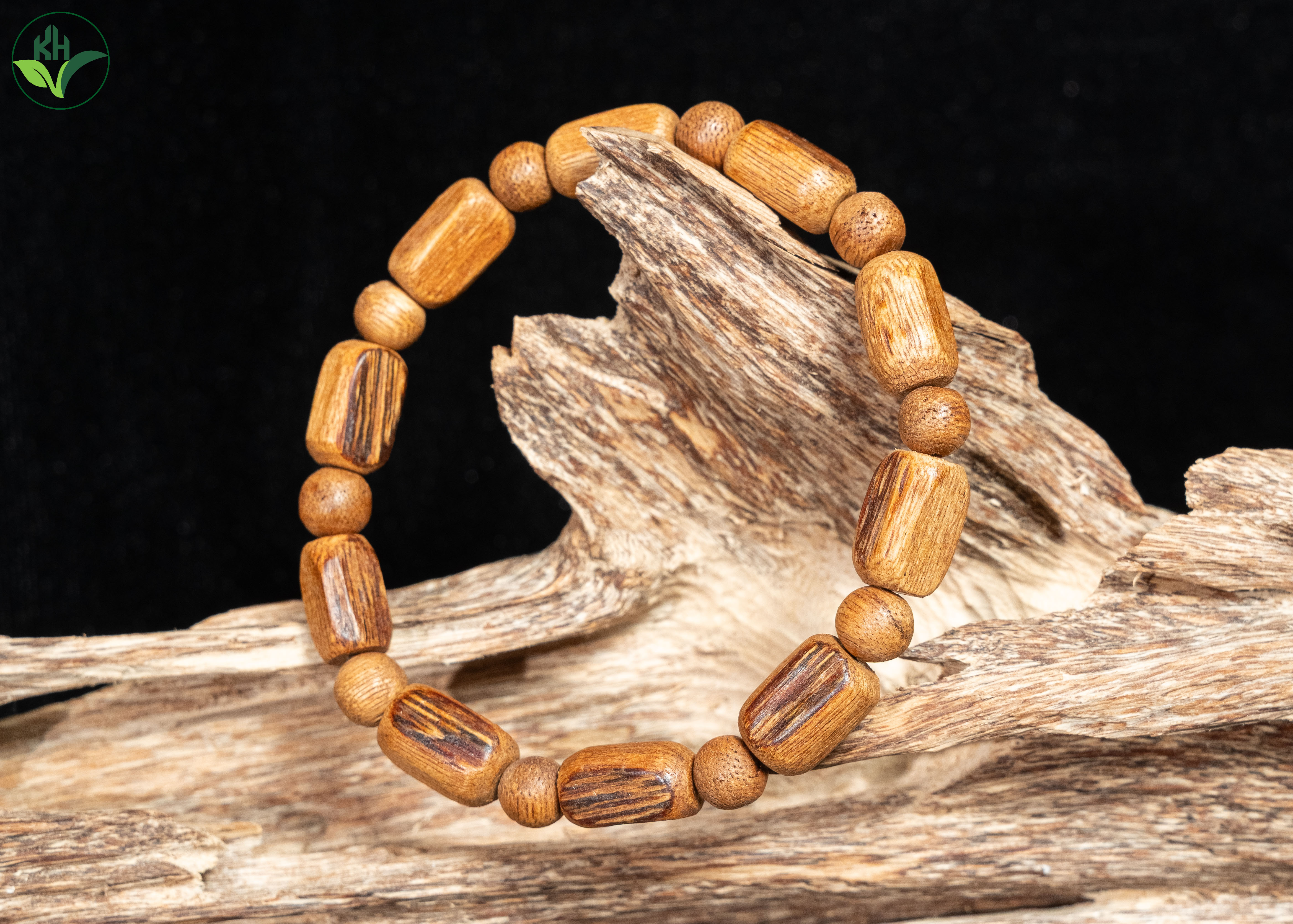 Vòng trầm xưa đỏ phối trúc (6li)