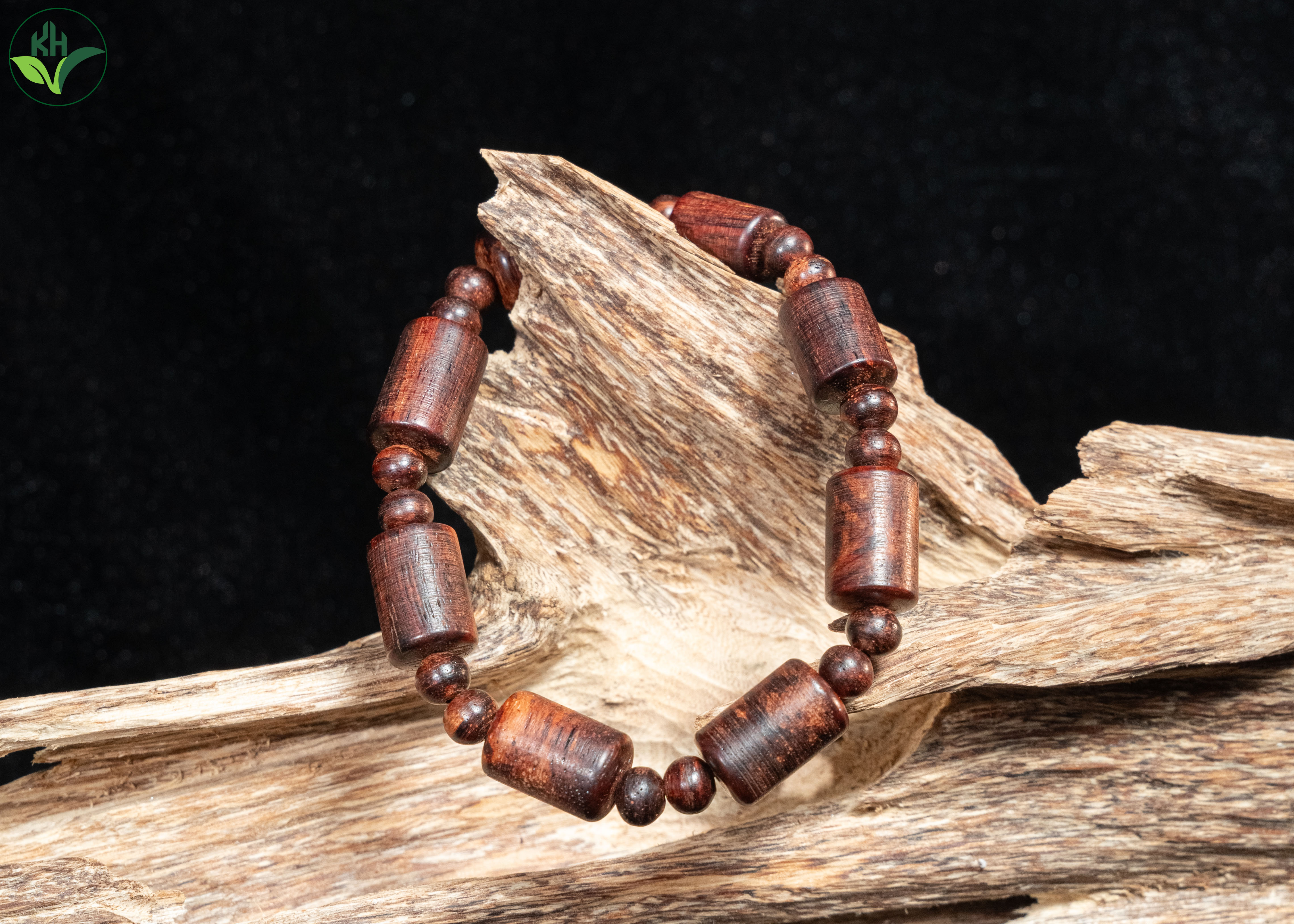 Vòng trầm trụ xưa đỏ phối đôi hạt (8li)