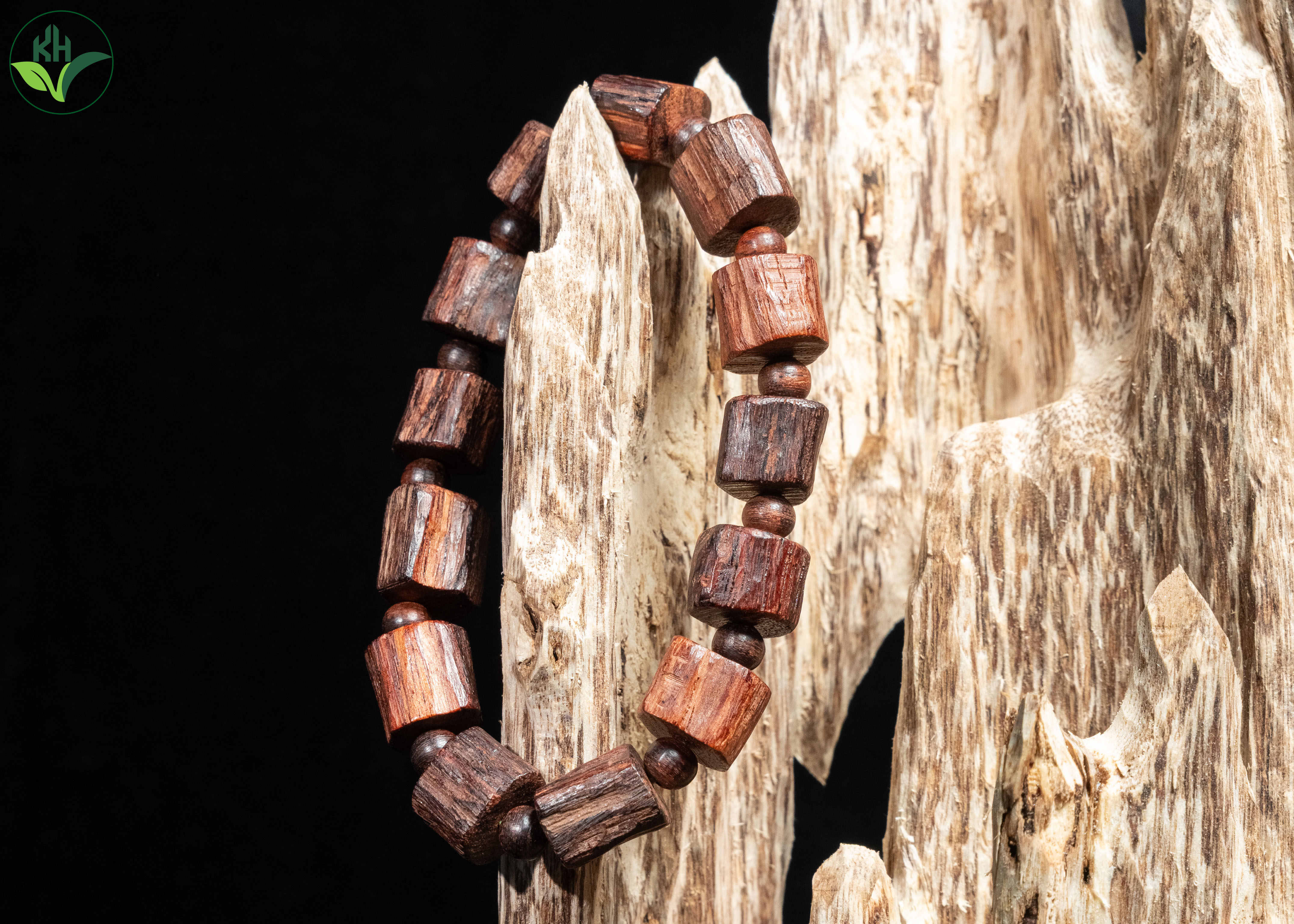 Vòng trầm xưa đỏ thô phối hạt (10li)