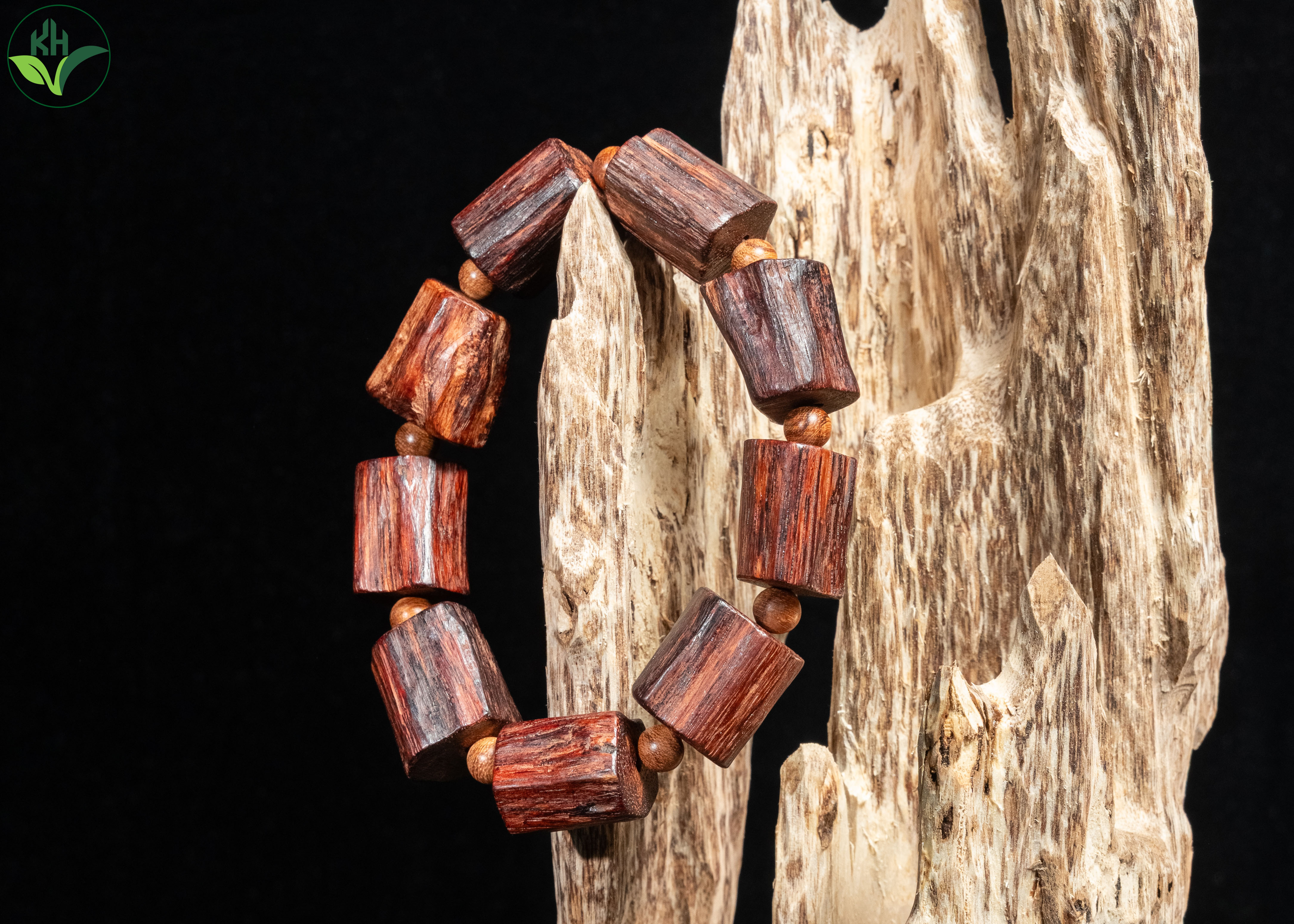 Vòng trầm trụ xưa đỏ đặc biệt phối hạt (18li)