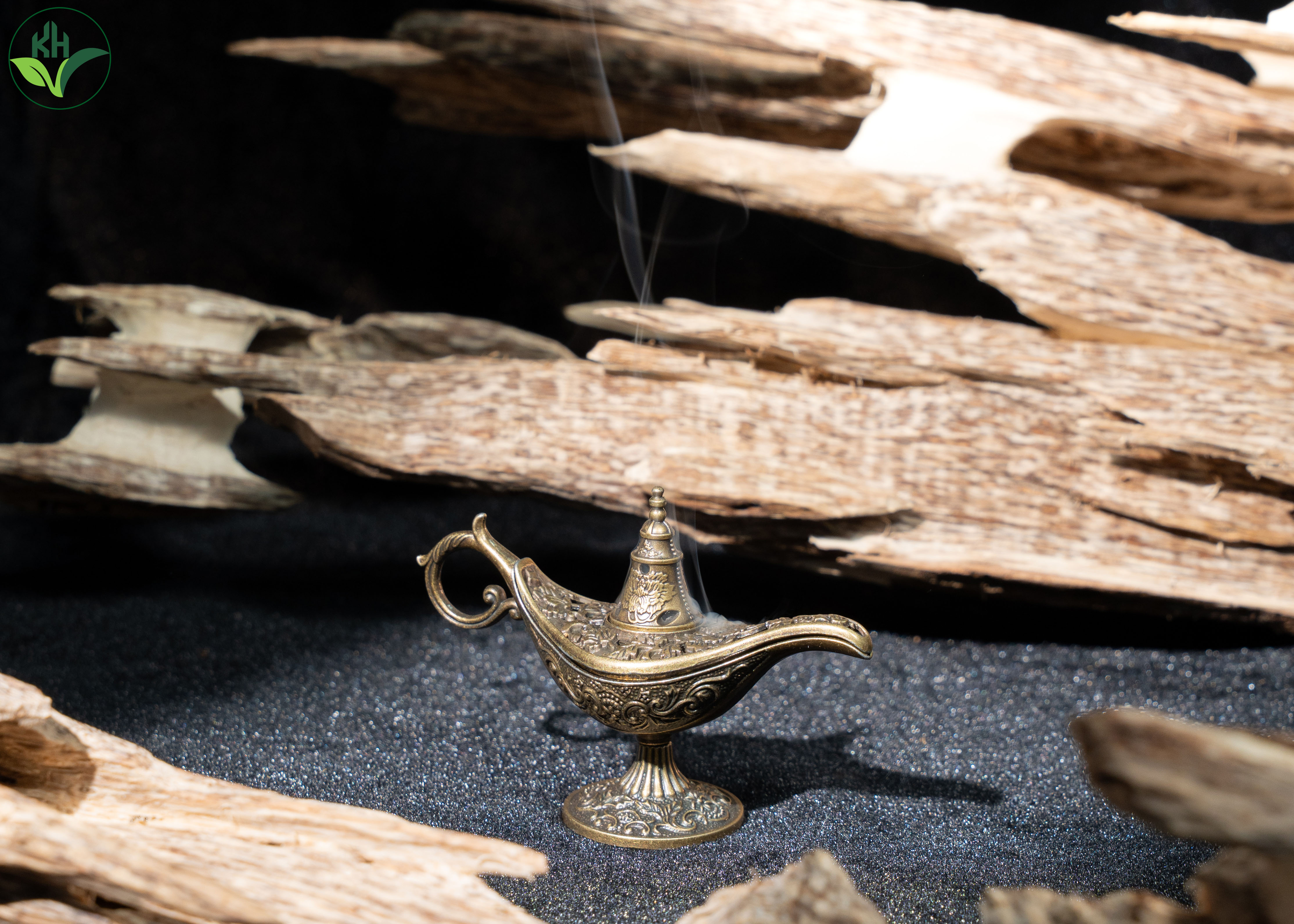 Lư xông trầm hình thác khói